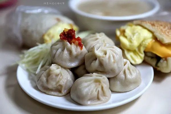 ▲吳興街銅板價早餐推薦！家香豆漿店推薦必點皮Q多汁的小籠包。(攝影：部落客 YUNO的吃喝玩樂日記)