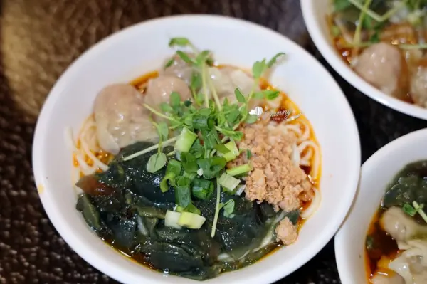 ▲信義區吳興街銅板美食推薦！查記麵館必點皮蛋麵的皮蛋醬結合特製辣醬。(攝影：部落客 ifunny艾方妮)