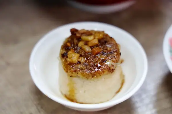 ▲信義區吳興街銅板美食推薦！陳記米糕40元筒仔米糕軟糯誘人。(攝影：部落客 ifunny艾方妮)