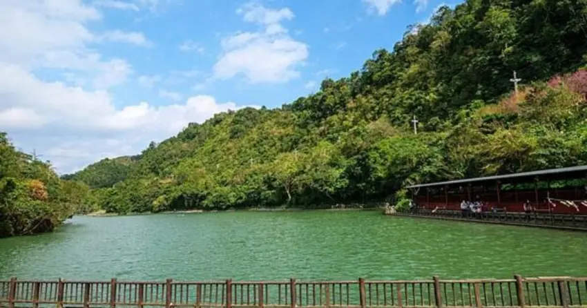 ▲「長埤湖精靈村」湖水與山林美景相映,宛如與世隔絕的秘境,不少遊客會特地來此租借和服、拍攝取景。