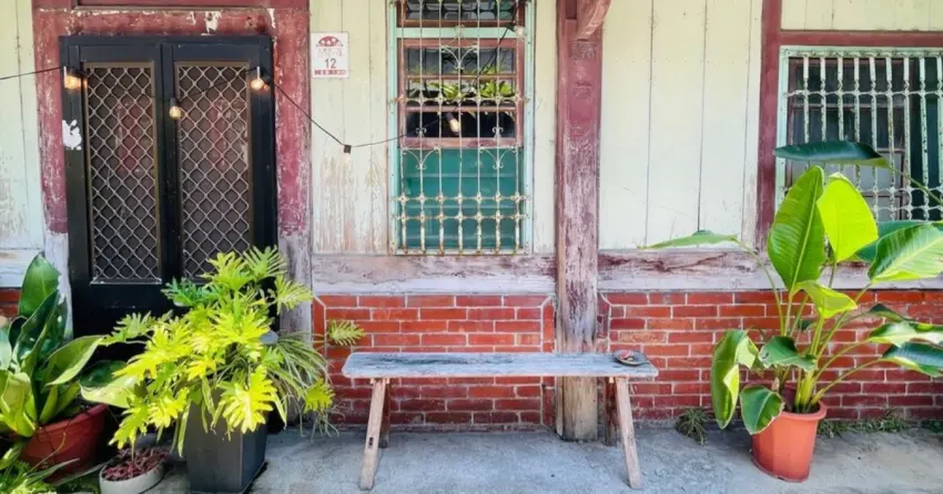 ▲「MASLOW咖啡」由老宅改造而成,復古花磚與斑駁牆面交織出濃厚歲月感。