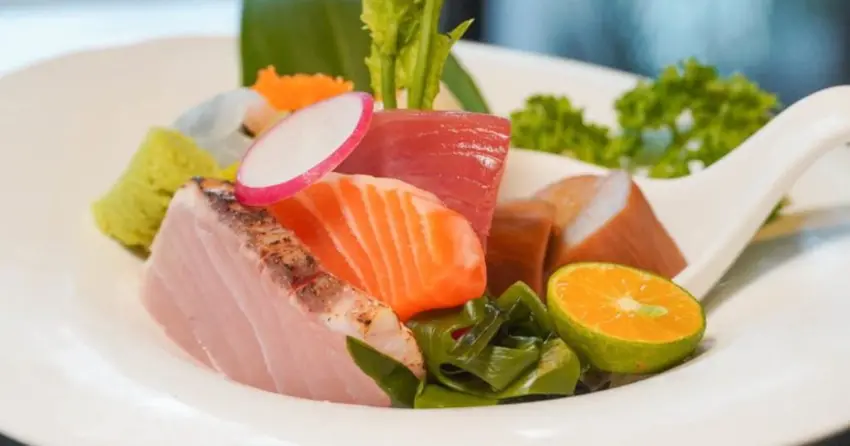 ▲「大洲魚寮」的季節生魚片依當日漁船漁獲新鮮供應,肉質細緻、入口鮮甜,讓老饕們都讚不絕口。