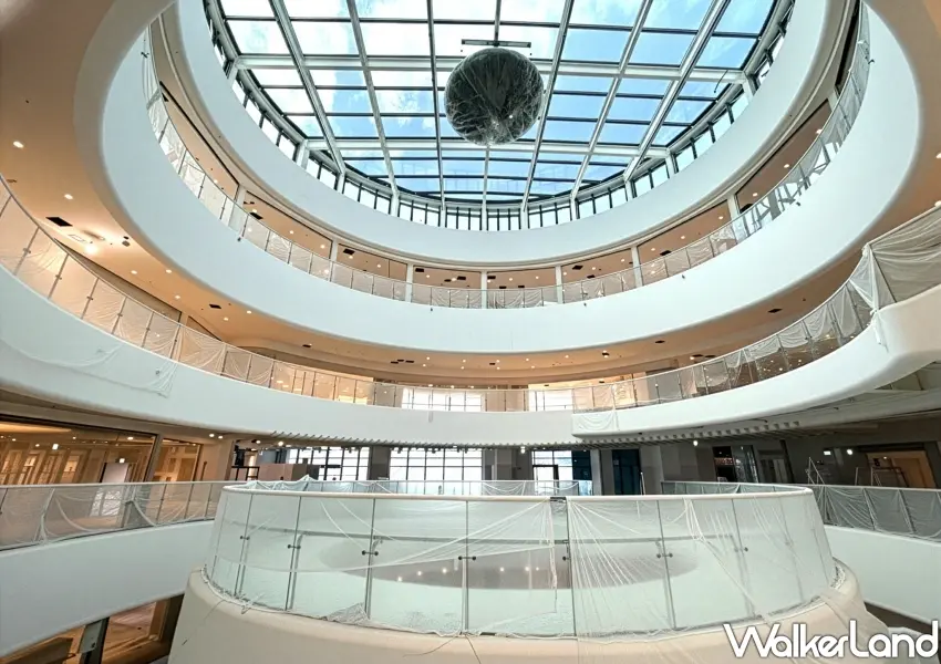 ▲光嶼中庭透過巨大天井引入自然採光,隨光影呼吸的場域設計,營造出北台中最寬敞舒適的精品百貨景觀。