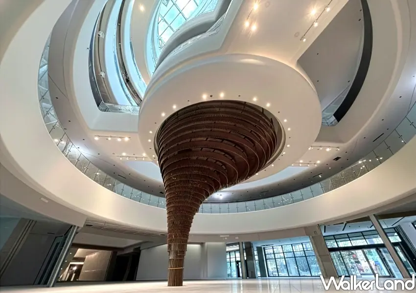 ▲台中漢神洲際購物廣場室內「光嶼中庭」引進自然光,呈現舒適的逛物空間。