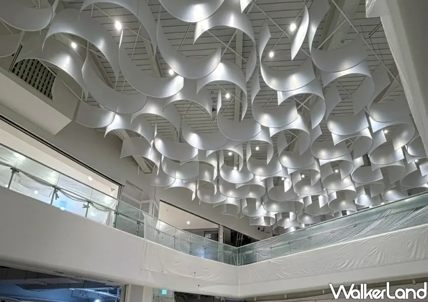 ▲百貨場域結合波浪形天花板藝術,在充滿現代設計感的氛圍中點亮美好驚喜生活。