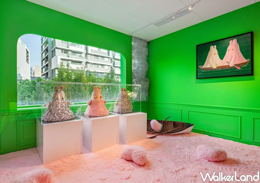 ▲光之間四樓沈浸式空間必拍！整個空間以綠色牆面、粉色地毯打造，搭配林天祿的「MoMo 兔」系列，構築出柔軟的心理空間。(圖片來源：光之間 Art Space)