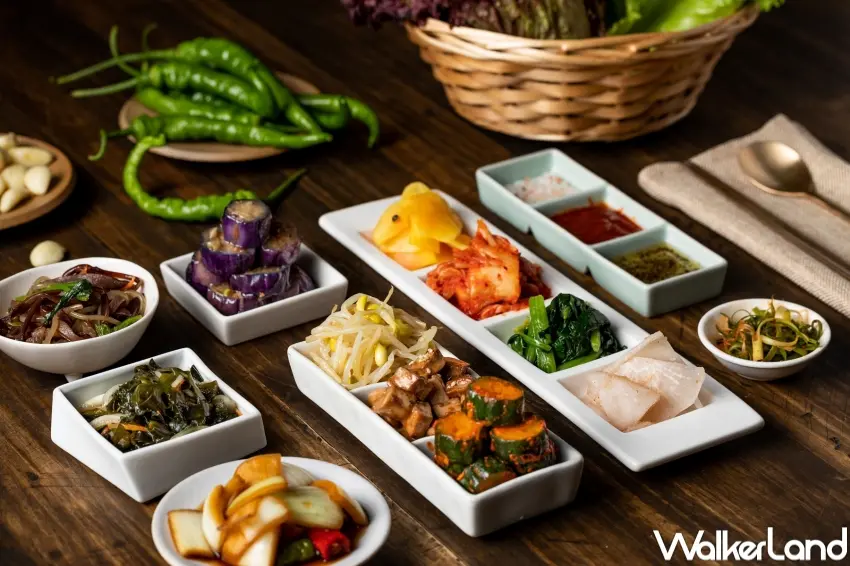 ▲姜滿堂自助吧提供多款韓式小菜與經典主食，包含石鍋拌飯與鍋物，讓粉絲輕鬆享受韓食組合。