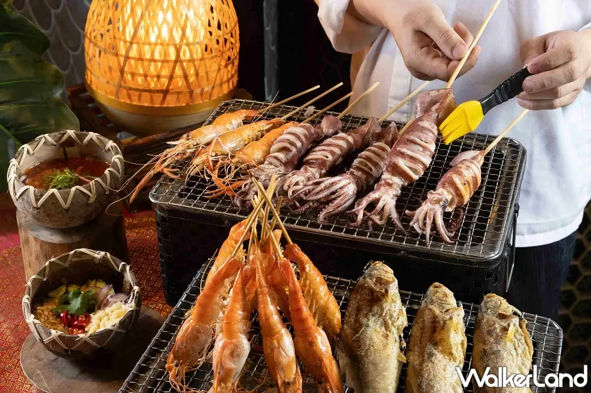 ▲泰市場2周年歡慶活動中,吸睛菜色包含炭香四溢的「現烤海鮮檯」,匯集泰國蝦、大魷魚與午仔魚等精選海味,經炭烤釋放細緻焦香,搭配石臼辣醬與花生香蒜汁更加襯托海鮮的鮮甜滋味。 圖/台北晶華提供;窩客島編輯李維唐整理