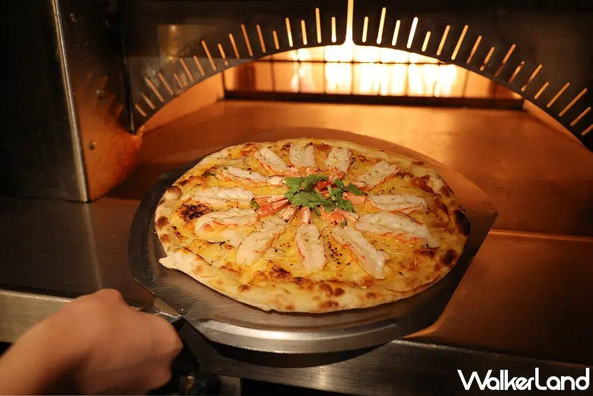 ▲充滿南洋風情的「酸辣蝦披薩」是以酸辣醬鋪底,搭配鮮蝦、香茅與辣椒等辛香料,再撒上濃郁起司高溫窯烤而成,並由服務人員定時派送,熱騰騰上桌。 圖/台北晶華提供;窩客島編輯李維唐整理