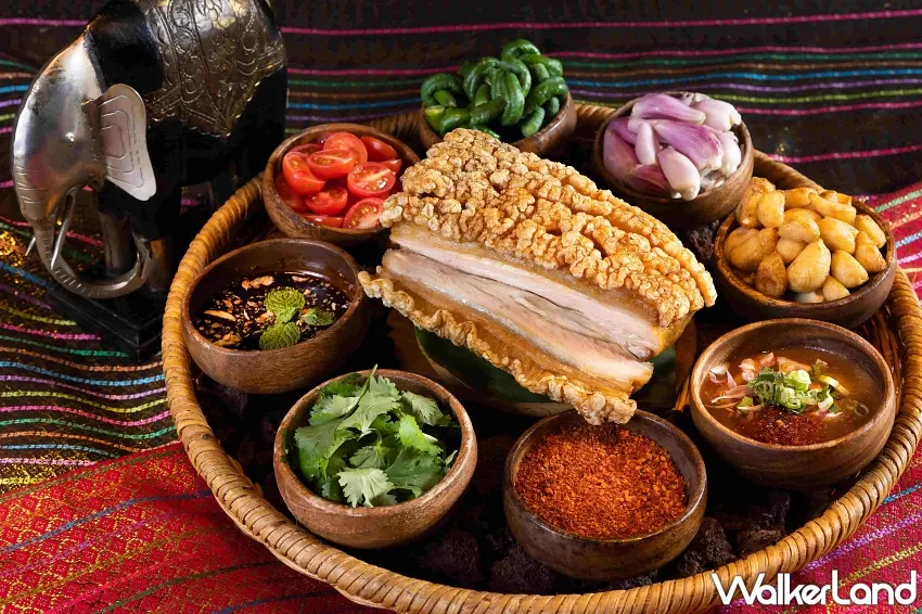 ▲泰國經典料理「泰式脆皮燒肉」亦同步登上餐檯,主廚嚴選帶皮豬五花經香料醃製後慢火烘烤,打造外皮酥脆、肉質多汁的絕佳口感,搭配特製鮮檸羅望果醬與椰糖黑醋汁,滋味清爽不膩口。 圖/台北晶華提供;窩客島編輯李維唐整理