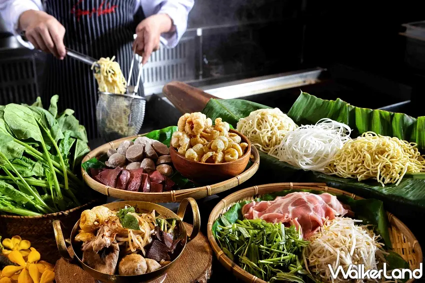 ▲賓客於現煮湯品區可看見臨場感十足的「泰式船麵」,主廚以濃郁豬龍骨高湯搭配米粉、炸豬皮與鮮豬血等豐富配料,堆疊出香辣飽滿的道地風味,讓饕客彷彿置身泰國運河邊。 圖/台北晶華提供;窩客島編輯李維唐整理