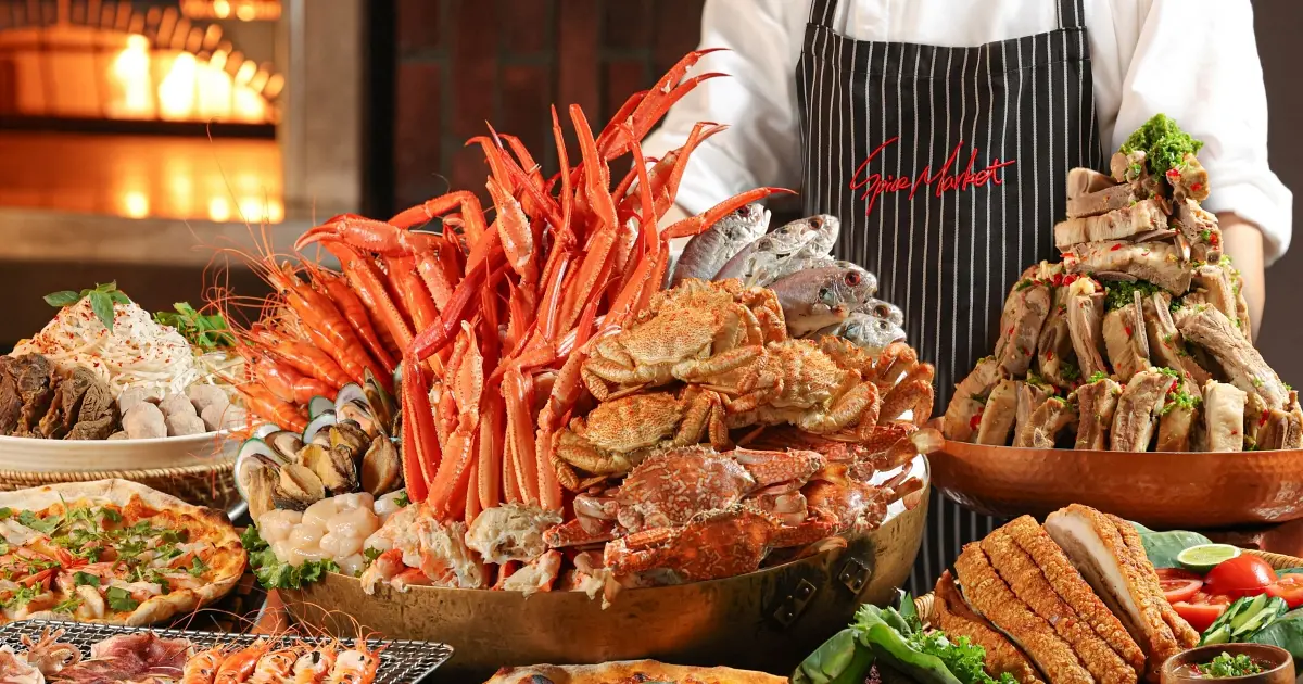 泰國街頭風味直擊！大直泰市場二周年推脆皮燒肉與船麵，APP會員四人同行最高折千元。