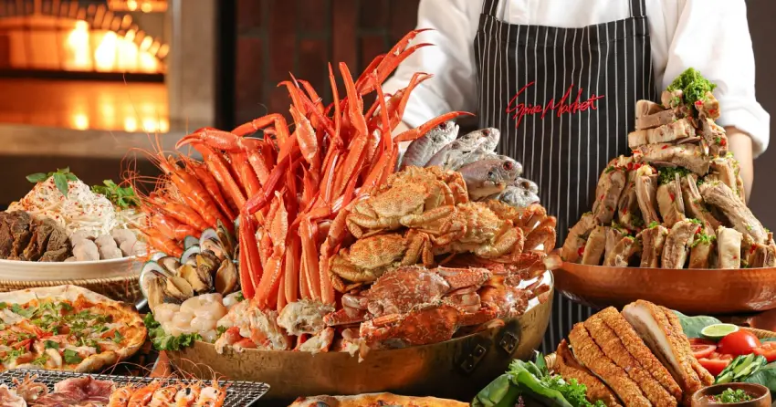 泰國街頭風味直擊！大直泰市場二周年推脆皮燒肉與船麵，APP會員四人同行最高折千元。