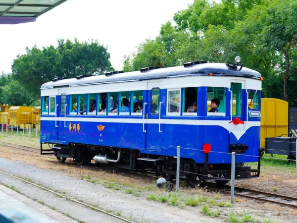 ▲必去台南景點推薦！新營鐵道文化園區必搭復古迷你的「勝利號」五分車，內部色調採清新蒂芬妮綠。(攝影：部落客 旅咖)