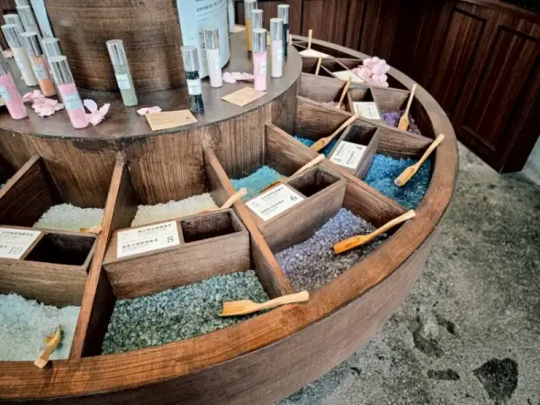 ▲必去台南景點推薦！日式古蹟「安平出張所」有各種顏色的鹽，可以DIY誕生鹽御守。（攝影：部落客 企鵝）