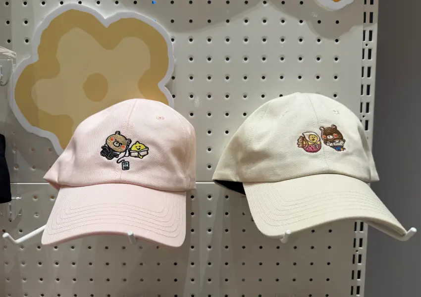 ▲微風南山Second Morning快閃店！微風聯名限定Second Morning周邊刺繡棒球帽。(攝影：鄭亦庭)