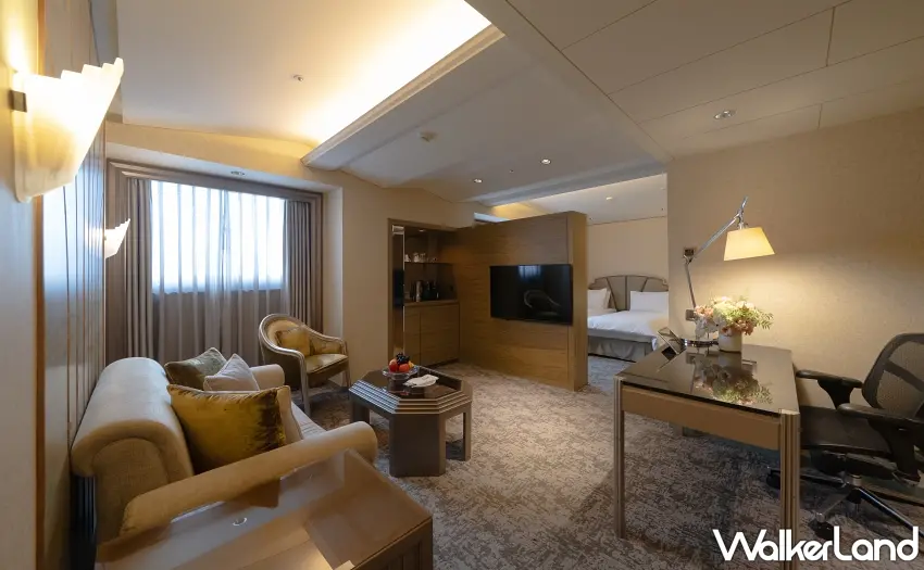 ▲台北亞都麗緻大飯店豪華客房裝潢優雅雋永，營造出家一般的舒適感與五星級的精緻服務 。圖／台北亞都麗緻大飯店提供；窩客島整理