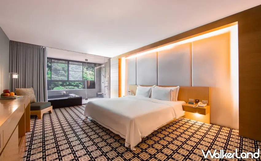 ▲烏來璞石麗緻溫泉會館大眾湯擁有開闊視野，讓旅人在洗沐泉湯的同時飽覽溪谷翠綠美景 。圖／烏來璞石麗緻溫泉會館提供；窩客島整理