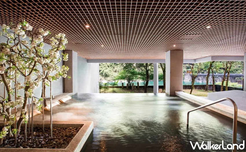 ▲烏來璞石麗緻溫泉會館賞溪客房設有專屬泡湯池，讓房客在室內即可一邊泡湯一邊獨享山色美景 。圖／烏來璞石麗緻溫泉會館提供；窩客島整理