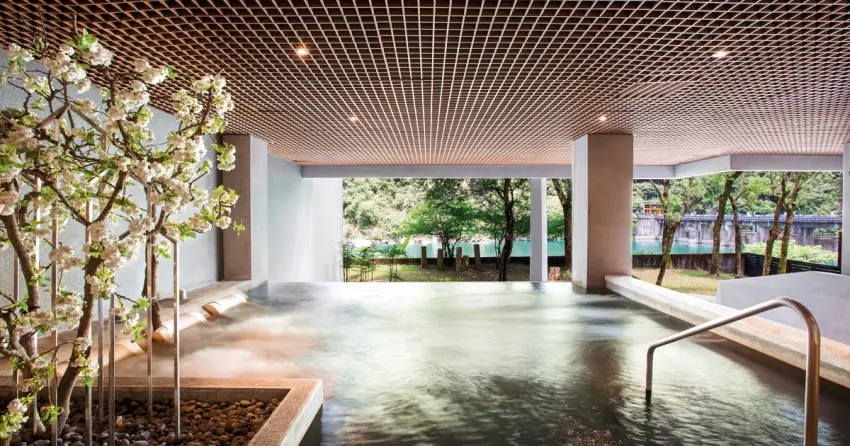 台北烏來雙城之旅！台北亞都麗緻與烏來璞石麗緻聯手打造法式優雅與山林溫泉雙重饗宴，限時6,998元起享受精緻假期。