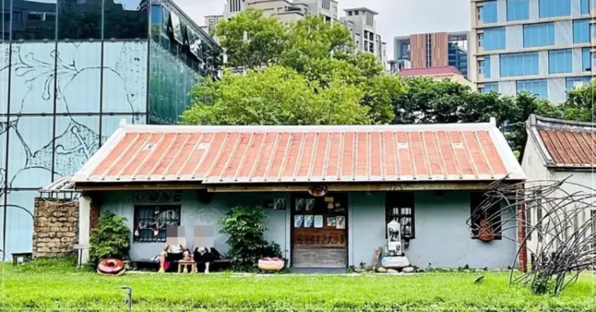 ▲「新瓦屋客家文化保存區」完整保留客家傳統建築群，走進其中彷彿穿越時光，紅磚古厝、三合院都超好拍。