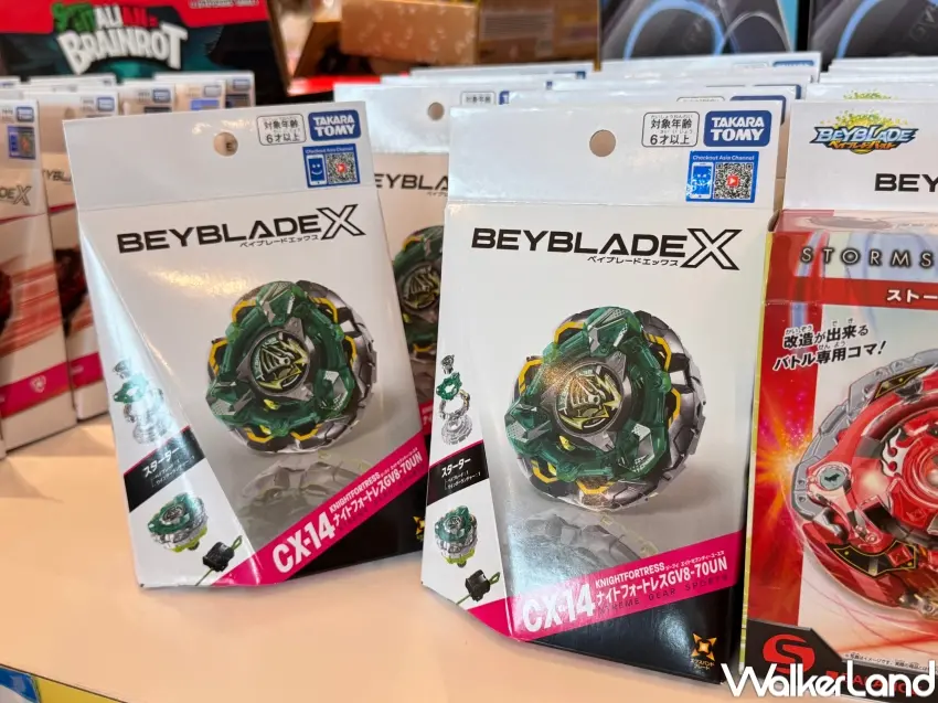 ▲漢神洲際購物廣場Funbox Toys主打戰鬥陀螺系列，開幕期間吸引粉絲排隊搶購（攝影：張人尹）