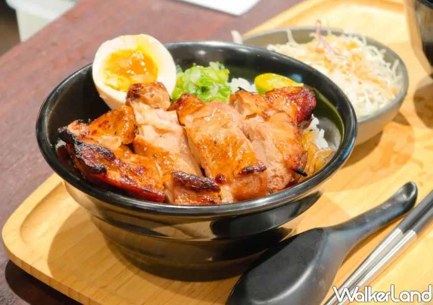 ▲開丼必點招牌現烤雞腿排定食，肉質鮮嫩多汁搭配半熟溫泉蛋讓人垂涎欲滴，是食肉族不能錯過的美味。(攝影：鄭雅之)