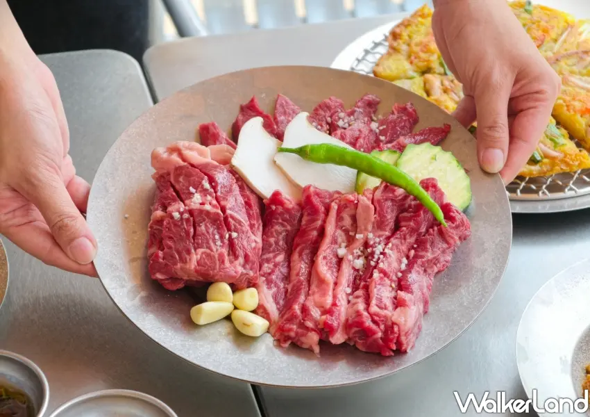 ▲尚屋Sangok韓式燒肉拼盤精選頂級牛肉原肉現切，透過冷藏熟成工藝鎖住牛肉最鮮甜的肉汁風味。(攝影：鄭雅之)