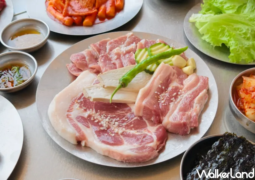 ▲尚屋特色熟成豬肉選用南投高山優質原肉，分量十足的五花肉與梅花肉展現出極致的柔嫩層次。(攝影：鄭雅之)