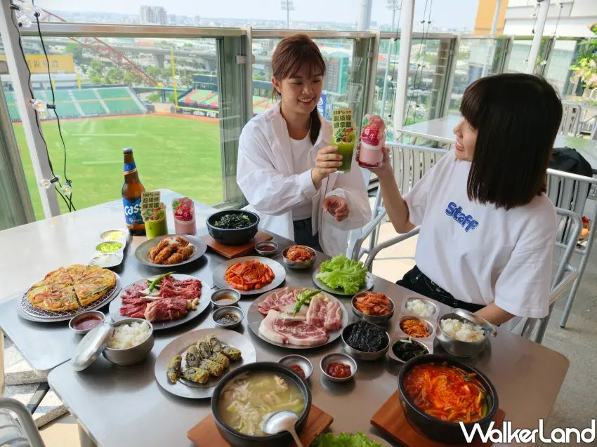 ▲尚屋戶外座位區提供絕佳景觀，讓饕客在享受台中韓式烤肉的同時也能擁有與球場首排景觀。(攝影：鄭雅之)