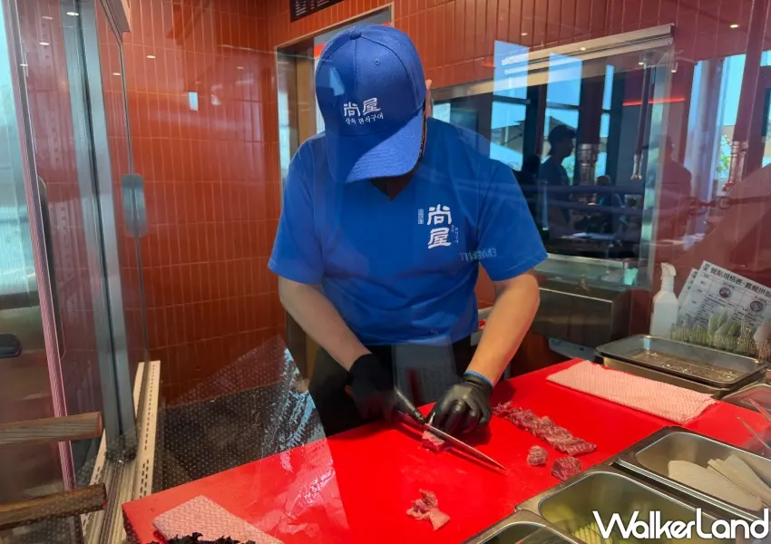 ▲手刀現切燒肉片展現職人手藝，尚屋堅持新鮮原肉現點現切以確保消費者品嚐到最完美的韓式燒肉風味。(攝影：鄭雅之)