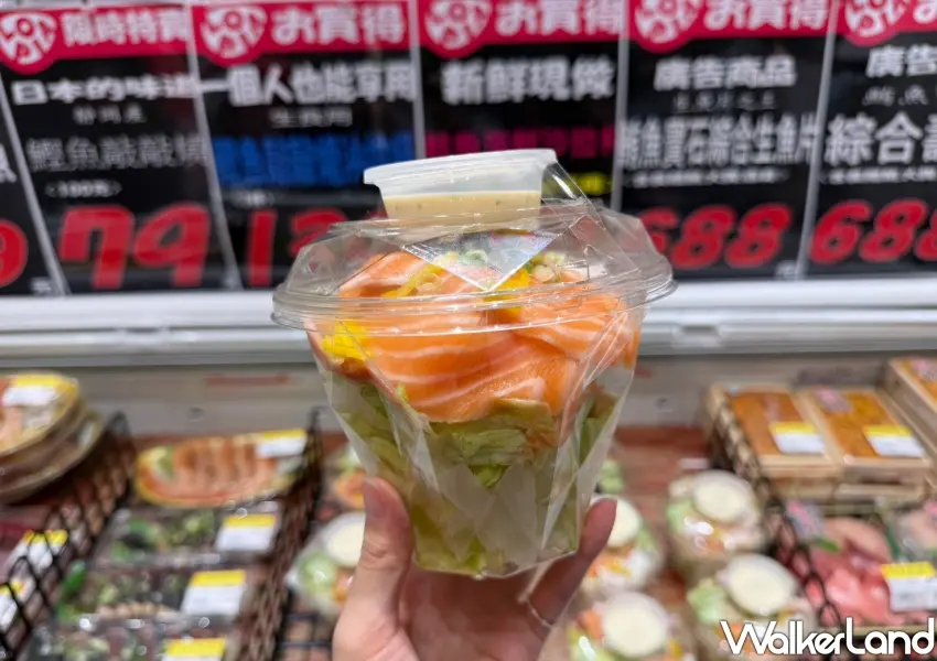 ▲首次推出鮭魚海鮮沙拉杯與鰹魚敲敲燒沙拉杯，主打一人生魚片與新鮮現做的生食餐飲。(攝影：鄭雅之)