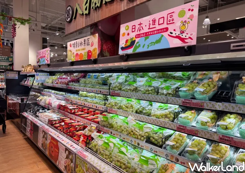 ▲超市特別設置日本水果進口專區，販售麝香葡萄、草莓等多種季節性新鮮空運水果。(攝影：鄭雅之)