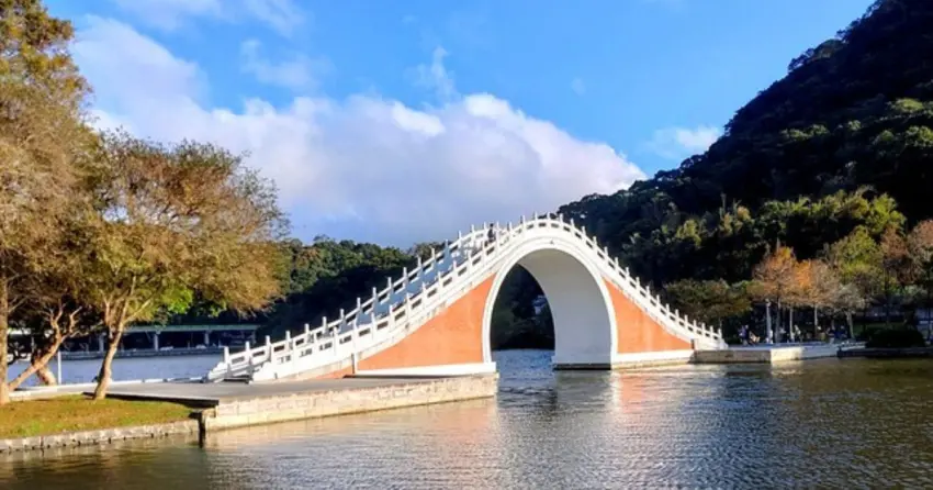 ▲「大湖公園」鄰近捷運站,步行約5分鐘即可抵達,沿途道路平坦好走,輕鬆就能打卡絕美景色。