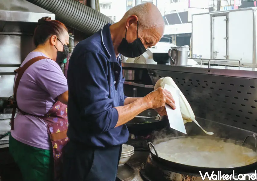 ▲「子儀牛肉刀削麵」麵條皆採現場手工削製,仰賴師傅長年手感和經驗。(美食好芃友提供)