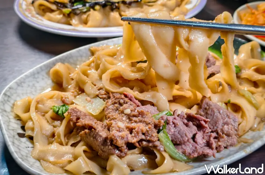 ▲牛肉炒麵為「子儀牛肉刀削麵」的招牌料理,刀削麵條充分吸附醬汁,風味濃郁卻不過於鹹重。(美食好芃友提供)