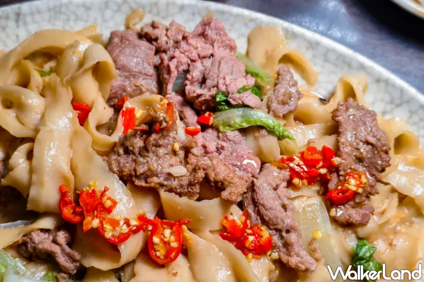 ▲推薦加入「子儀刀削麵」自製生辣椒辣油,增添辛香風味。(美食好芃友提供)