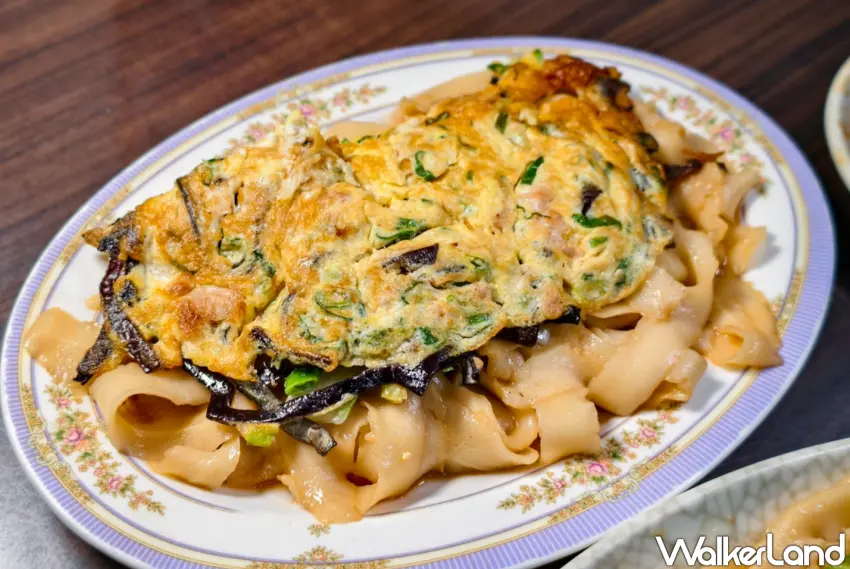 ▲「子儀牛肉刀削麵」另一道必點料理為木須炒麵,採用少見的整片蛋煎方式入菜。(美食好芃友提供)