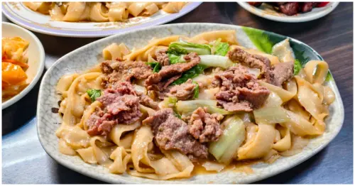 高雄刀削麵推薦！子儀牛肉刀削麵現削手工麵條，牛肉炒麵與木須炒麵不容錯過。