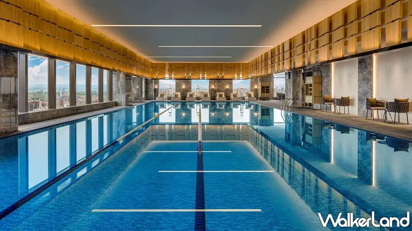 ▲入住高雄萬豪酒店期間,房客皆可免費體驗並使用館內寬敞舒適的室內恆溫游泳池 。 圖/高雄萬豪酒店提供;窩客島整理