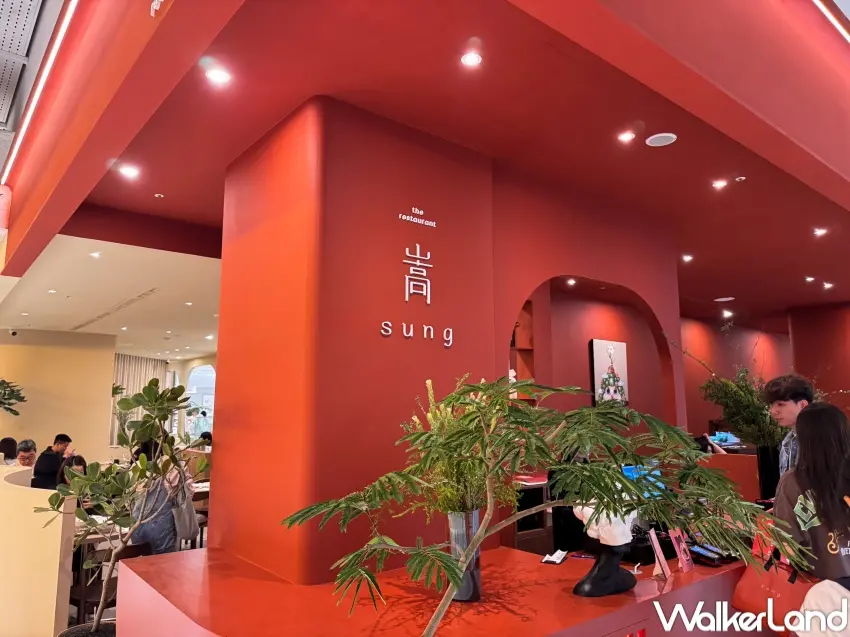 ▲嵩 sung 台中漢神店延續珊瑚紅色調與洞穴式設計,在百貨空間中打造沉浸氛圍,讓粉絲感受嵩 sung 獨有用餐節奏。(攝影:張人尹)