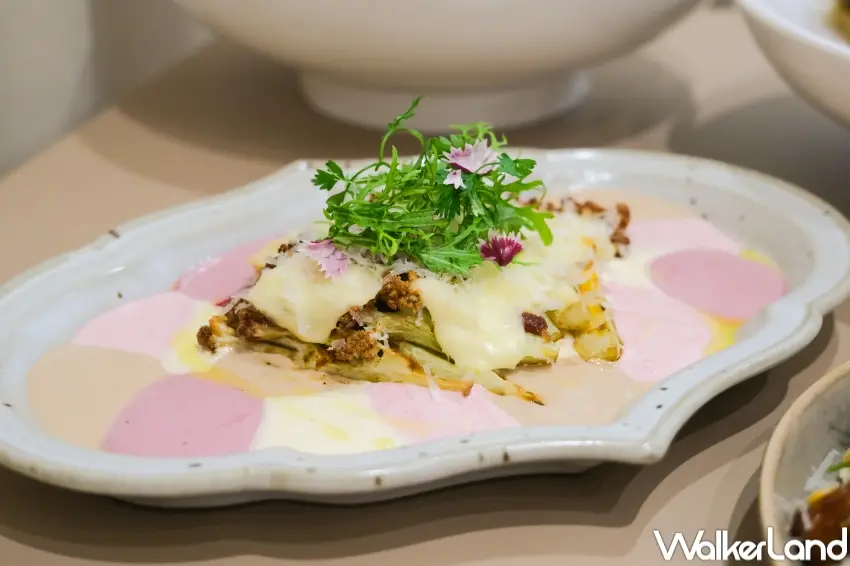 ▲嵩 sung 開幕推出「紐奧良辣奶油燉綜合海鮮」與「香料堅果炸花椰」,展現嵩 sung 在風味層次上的料理創作。(攝影:張人尹)