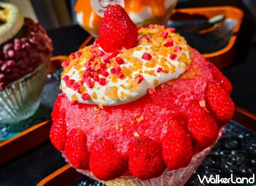 ▲「莓那麼簡單」以新鮮草莓與草莓醬為主軸，鋪上大量新鮮草莓，刨冰質地細緻，帶出自然的果香與酸甜風味。（美食好芃友提供）