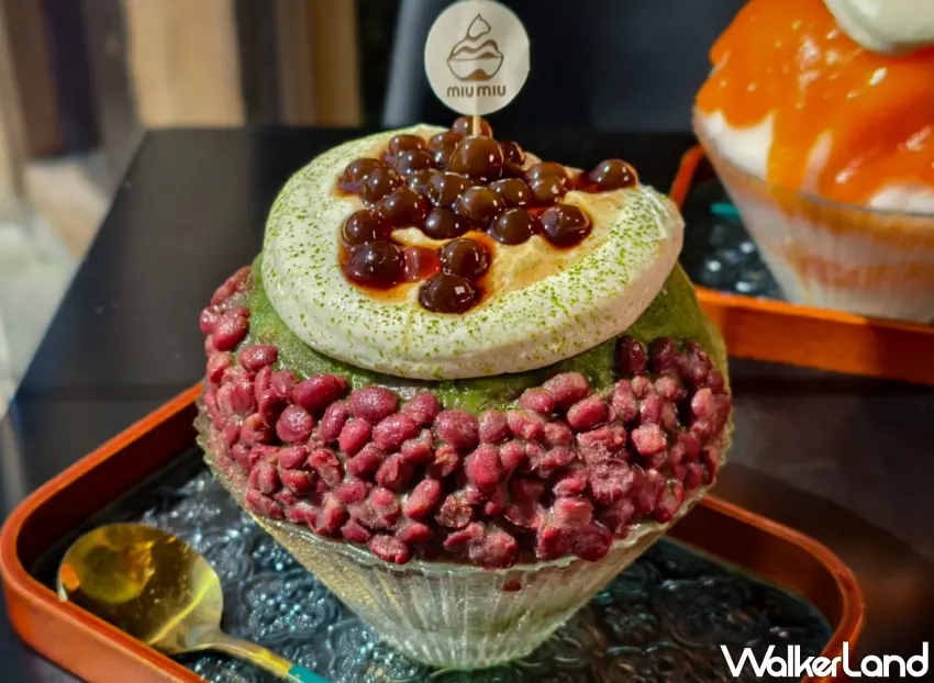 ▲「有一座抹茶山」以自製抹茶醬淋覆、撒上抹茶粉，再加入蜜紅豆、起司奶蓋等配料層層堆疊。（美食好芃友提供）