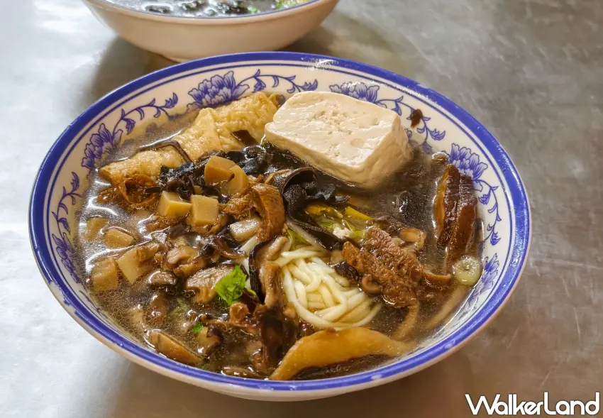 ▲香菇什錦麵擁有豐富配料，包含香菇、金針花與木耳等食材，份量充足。（攝影：楊婷雅）