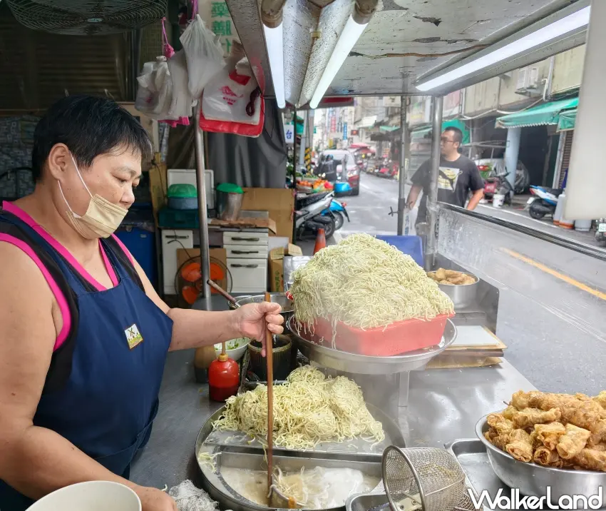 ▲「林家素食」用餐尖峰時段人潮眾多，老闆煮麵的雙手幾乎沒有停下來休息的時間。（攝影：楊婷雅）
