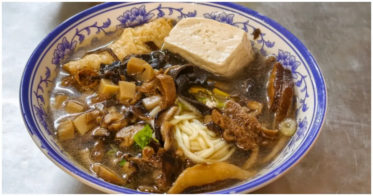彰化素食王者！林家素食 百年歷史麵攤，藥膳香菇什錦麵搭配番薑醬更有味。