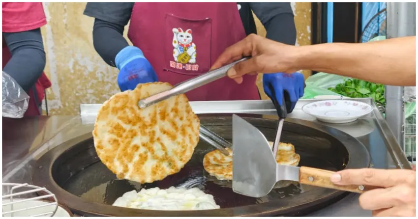 大甲傳奇美食！宜吉粉蔥餅 手工現做九層塔粉蔥餅，鎮瀾宮周邊排隊人氣小吃。