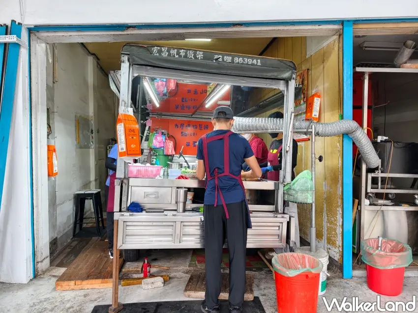 ▲大甲小吃「宜吉粉蔥餅」以現點現做與九層塔粉蔥餅聞名。（攝影：楊婷雅）