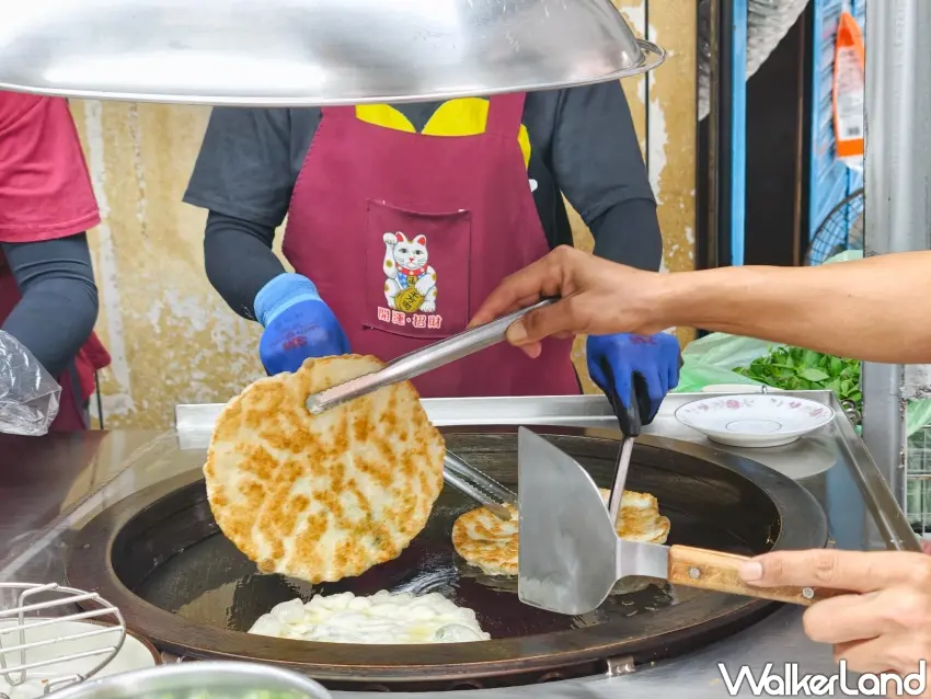 ▲「宜吉粉蔥餅」，從麵糰擀製、下鍋油煎，到加入九層塔、刷醬料等步驟，皆由不同人員依序完成。（攝影：楊婷雅）